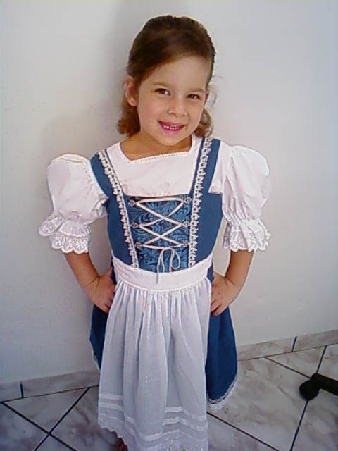 Nínive com cinco anos vestindo trajes típicos.